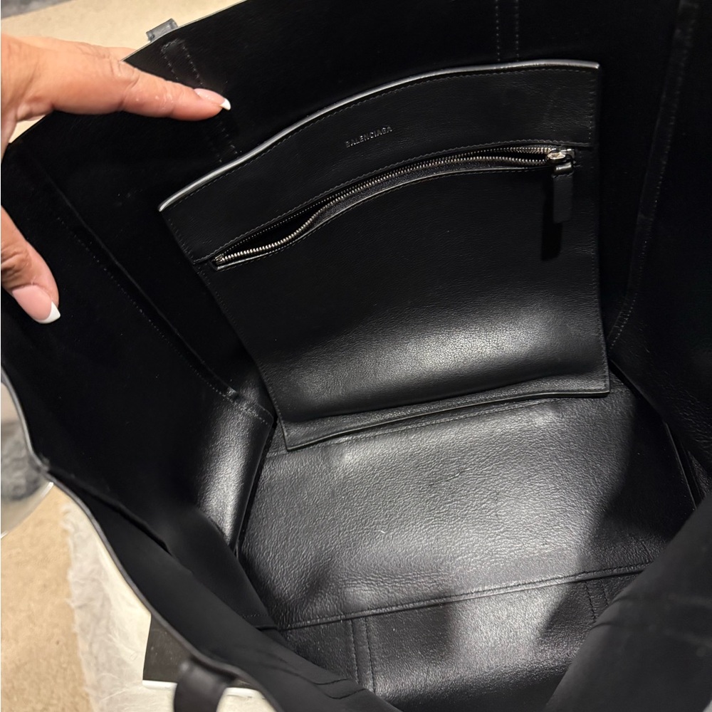 BALENCIAGA WOMEN'S EVERYDAY SMALL TOTE BAG IN BLACK - Picture 5 of 5